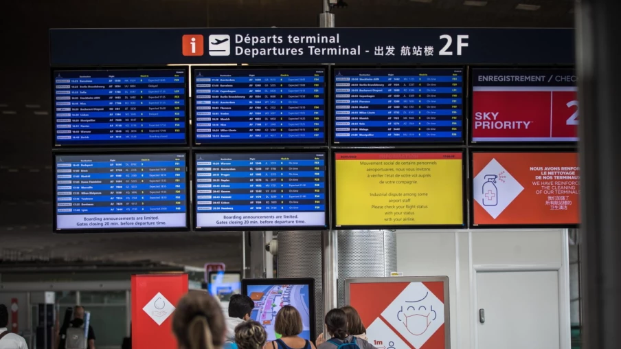 Grève des contrôleurs: Annulations massives de vols à Paris jeudi