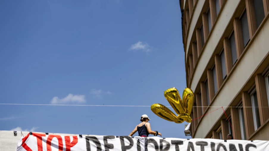 Le collectif "Droit de rester" dénonce les renvois forcés devant le bureau d'Isabelle Moret Le collectif "Droit de rester" dénonce les renvois forcés devant le bureau d'Isabelle Moret