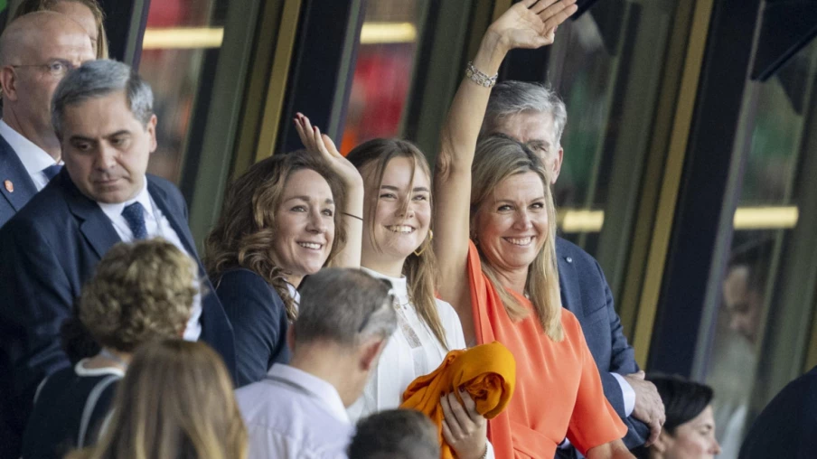 La Reine Maxima et Princesse Ariane soutiennent Oranje à l'Euro Féminin La Reine Maxima et Princesse Ariane soutiennent Oranje à l'Euro Féminin