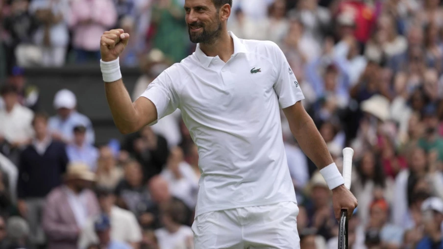 Djokovic se qualifie pour les quarts de Wimbledon après quatre sets Djokovic se qualifie pour les quarts de Wimbledon après quatre sets
