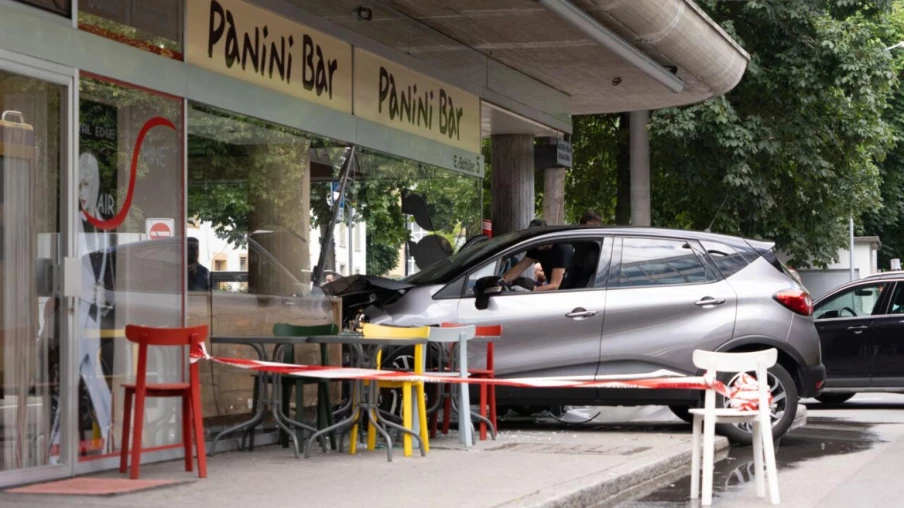 Accident de voiture à Bienne : un véhicule percute un bar, 4 blessés