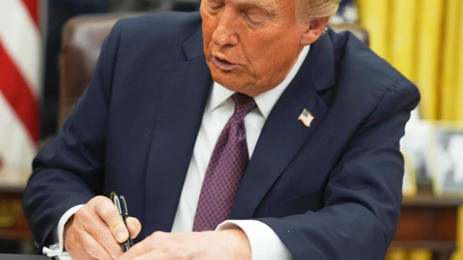 Trump impose 35% de surtaxes douanières sur produits canadiens dès août Trump impose 35% de surtaxes douanières sur produits canadiens dès août