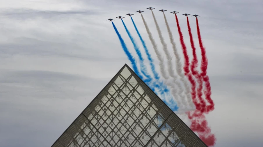 Les Suisses défilent au 14 juillet : F/A-18 survole Paris Les Suisses défilent au 14 juillet : F/A-18 survole Paris