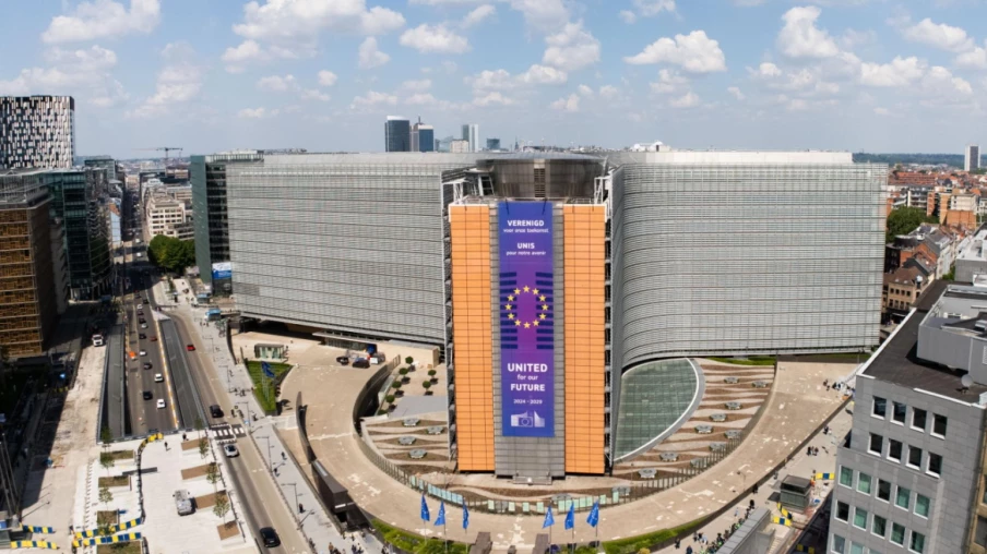 L'UE prête pour accord commercial avec Trump, attend feu vert