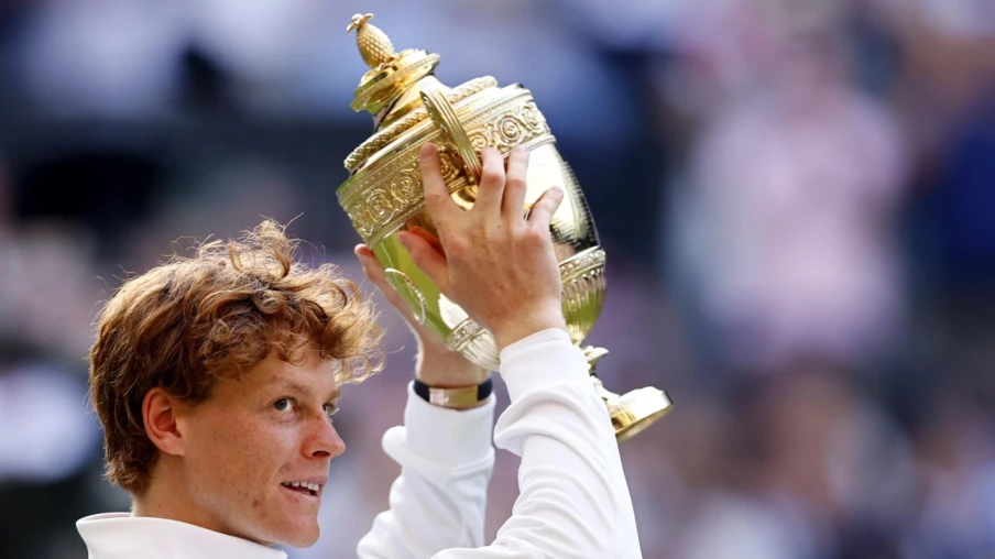 Jannik Sinner gagne son premier titre à Wimbledon en battant Alcaraz