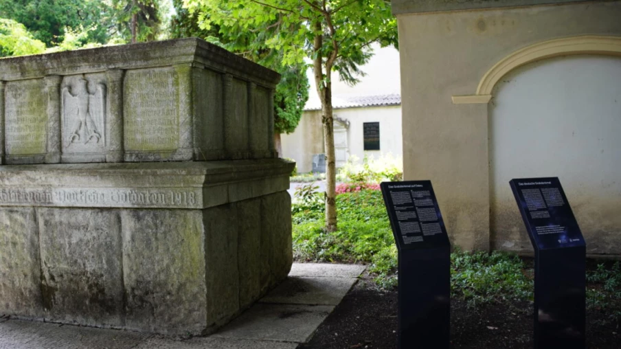 Plaques explicatives pour monument nazi à Coire : réflexion sur le passé