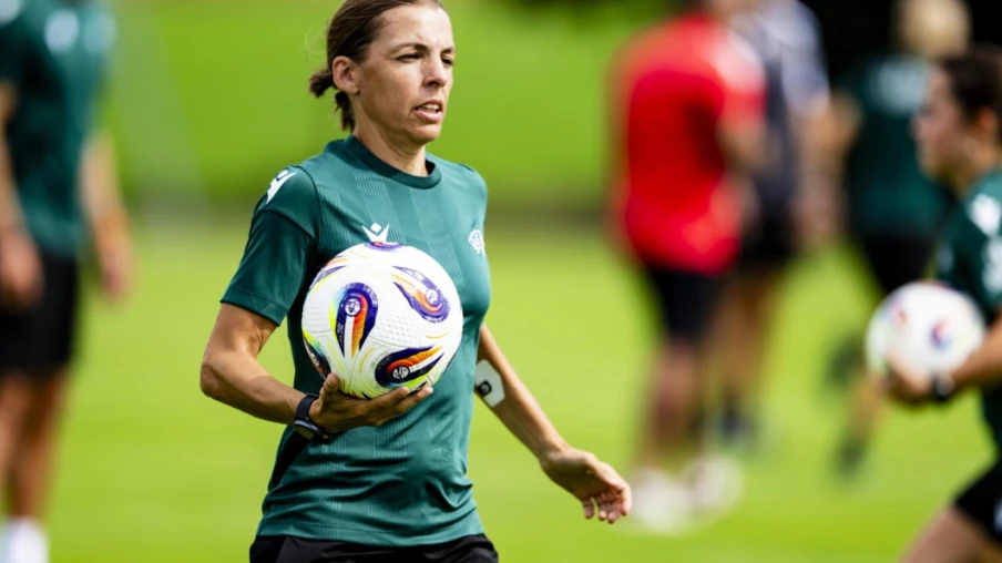 Stéphanie Frappart arbitre la finale Euro dames 2025 à Bâle La Télé