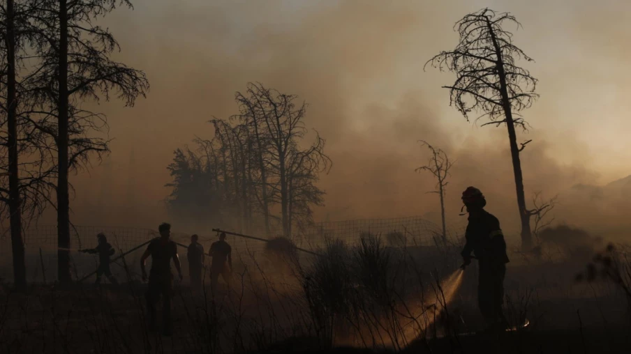 Incendies en Grèce : pompiers en lutte face aux flammes et canicule