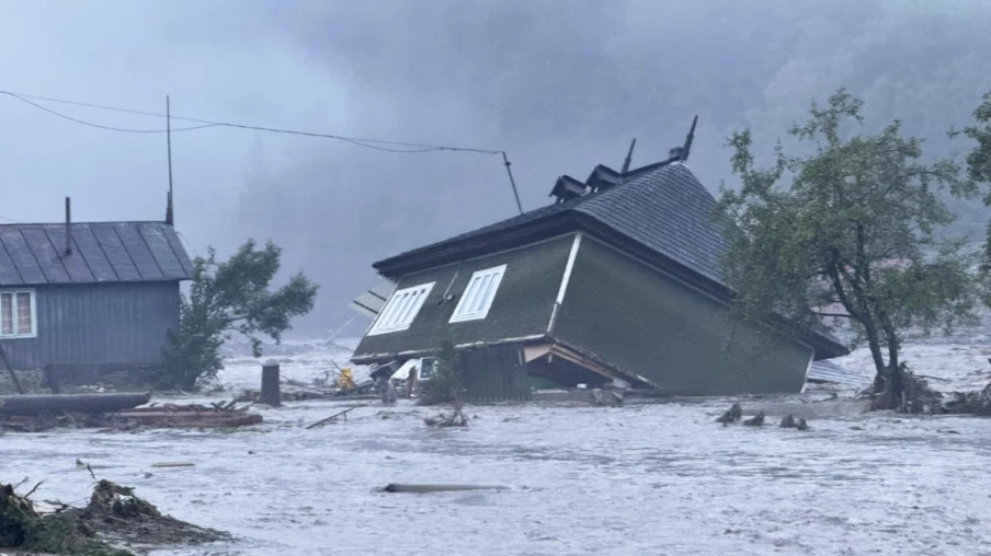 Inondations en Roumanie : 3 morts et évacuations massives dans le nord-est
