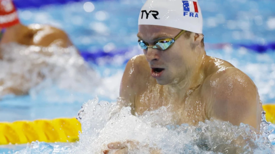 Léon Marchand décroche son 3e titre mondial au 200m 4 nages à Singapour