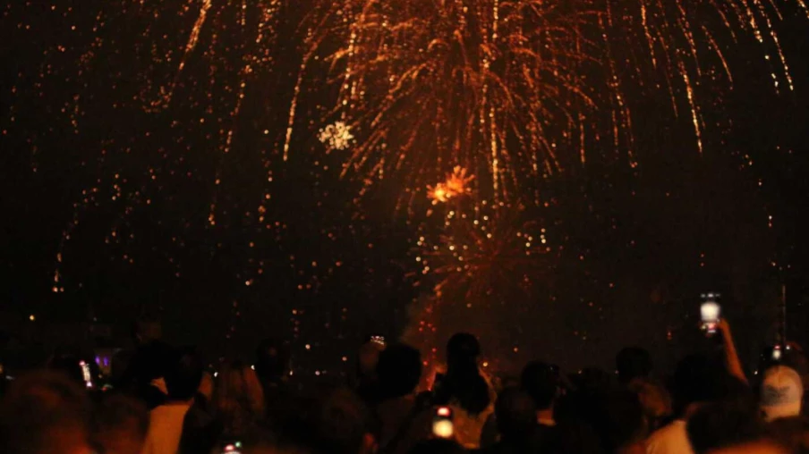 Feu d'artifice spectaculaire sur le Rhin pour la fête nationale à Bâle Feu d'artifice spectaculaire sur le Rhin pour la fête nationale à Bâle