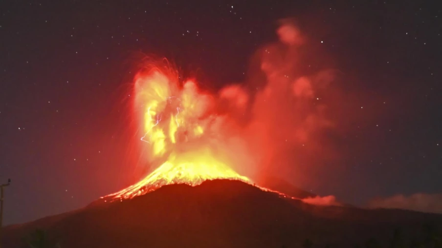 Éruption spectaculaire du volcan Lewotobi en Indonésie : cendres à 18 km