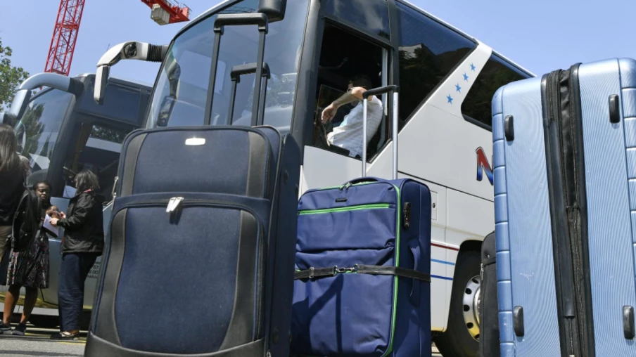 Néo-Zélandaise arrêtée : enfant de 2 ans trouvé dans une valise sur un bus