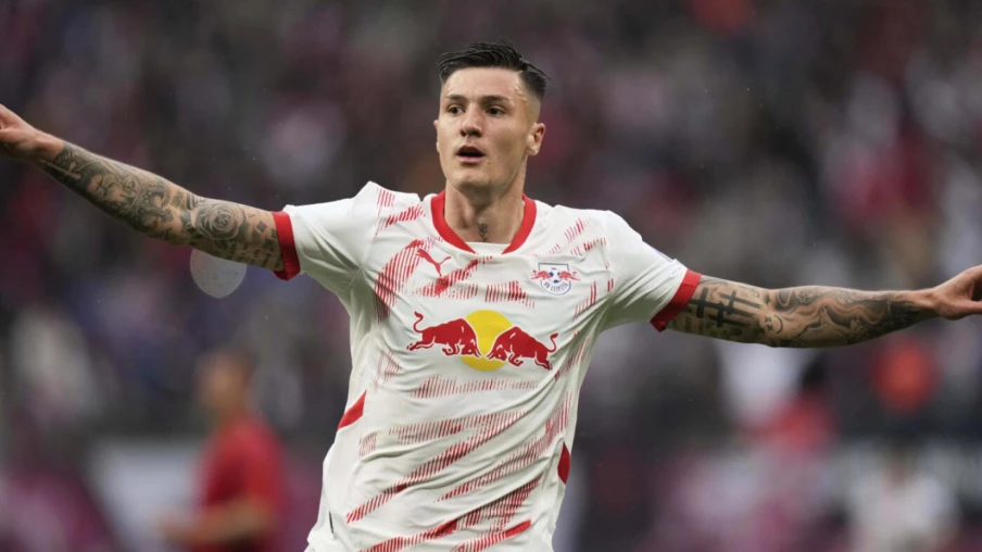 Benjamin Sesko, attaquant slovène, signe à Manchester United (85 M€)