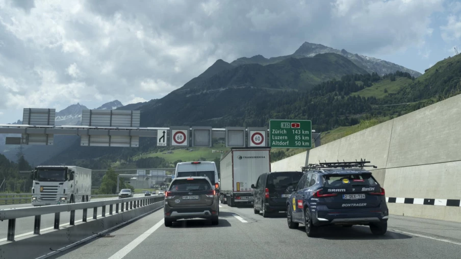 11 km de bouchons à l'entrée sud du tunnel du Gothard à Airolo