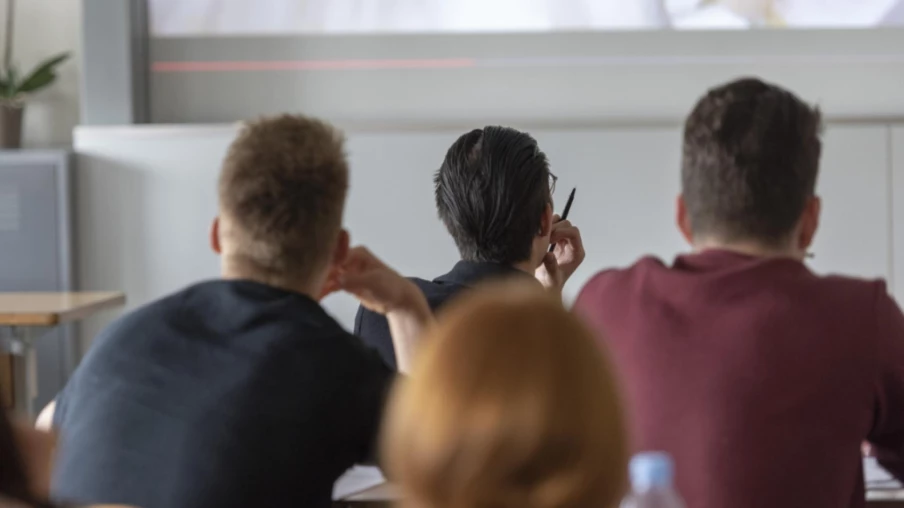 Plus de smartphones dans les écoles jurassiennes dès février 2026