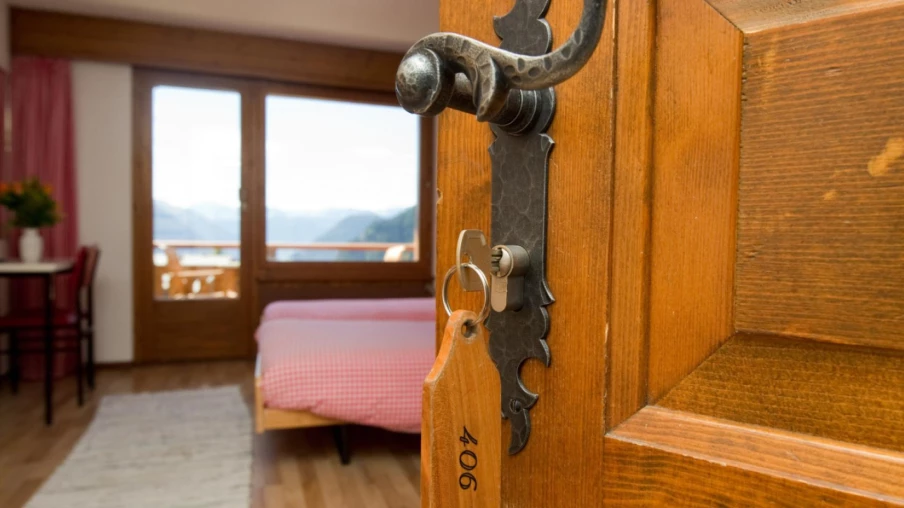 Valais : campagne «les métiers du plaisir» pour casser les clichés